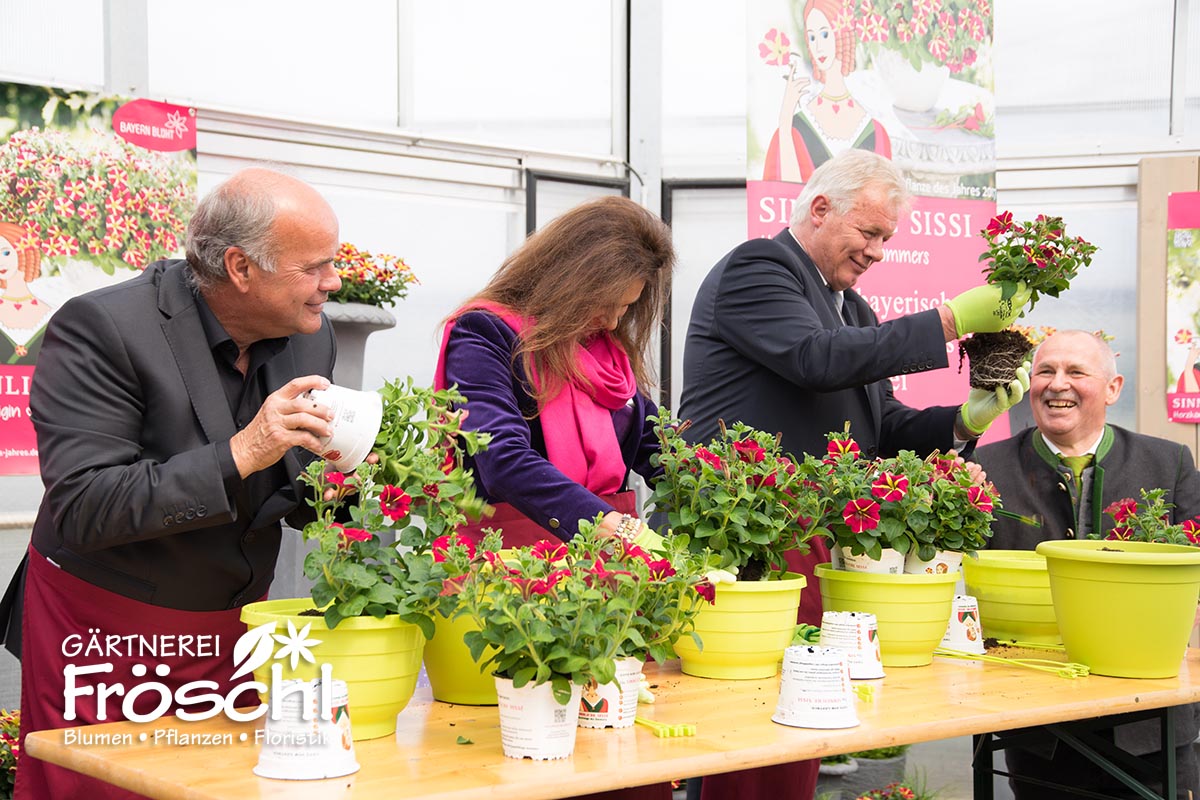 Taufpatin Uschi Dämmrich von Luttitz und Bürgermeister Martin Schmid bei der Pflanzentaufe